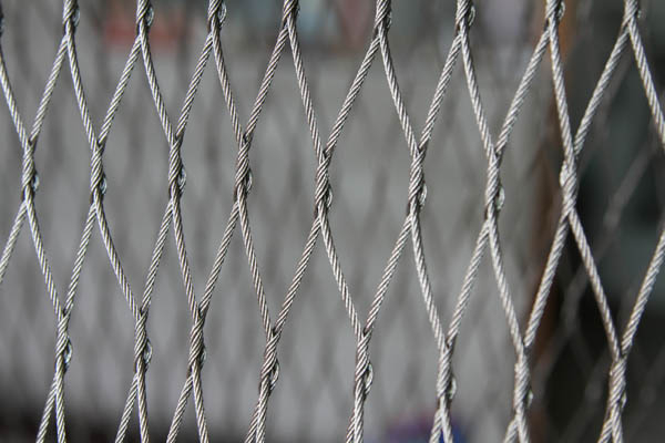 Stainless steel knotted rope mesh used as enclosure