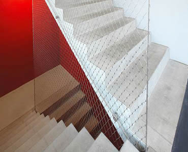 55ee06233e5453d884c5cea39b3d Balustrade cable mesh beside red wall