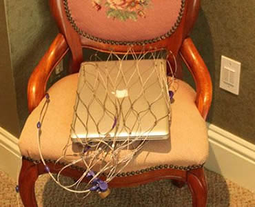 Anti-theft bag protecting a laptop