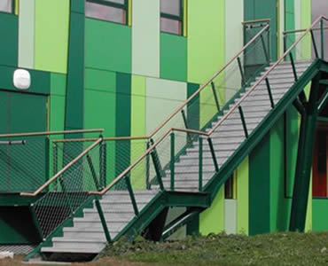 f32dabf59498dd73cfe509ddd579 Handrail mesh on outdoor green stairs