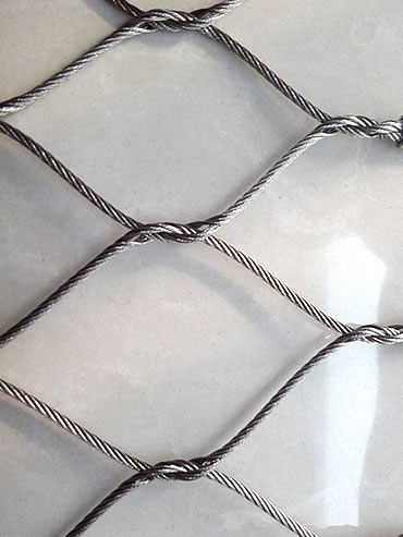 Soft but firm stainless steel knotted rope mesh