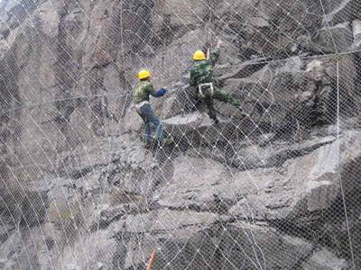 Active steel wire rope net system installed directly on rock slope