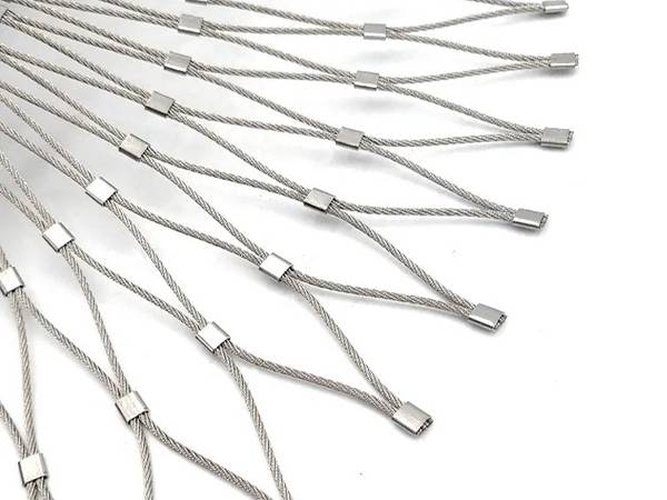 Stainless steel rope mesh panel for helideck perimeter
