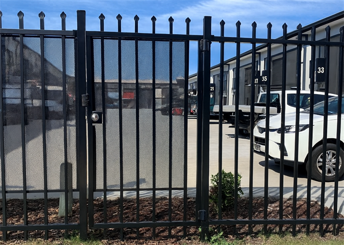 pedestrian-gates-A0xj00vg5BTLMEgw